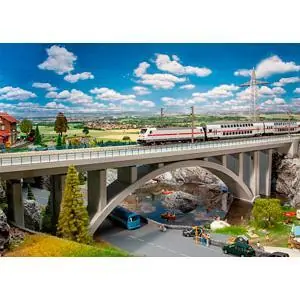 Moderne Bogenbrücke