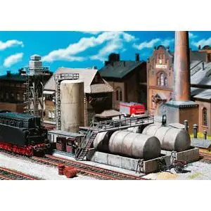 Öllager mit Dieseltankstelle und Ölkran