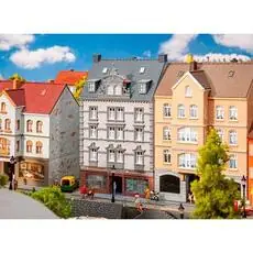 Stadthaus mit Reparaturwerkstatt