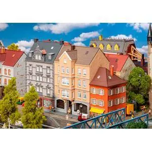 Stadthaus mit Schuhladen