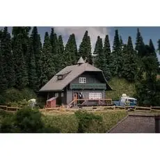 Jubiläumsmodell Schwarzwaldhaus mit Figur