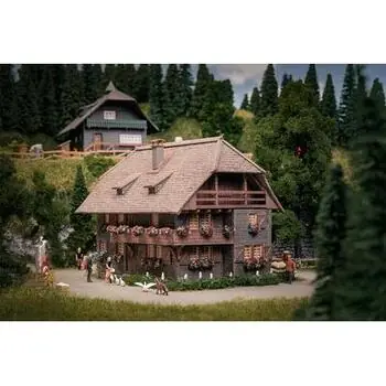Jubiläumsmodell Uhrenmacherhaus mit Figur
