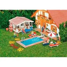 Swimming-Pool und Gartenhaus