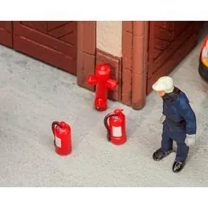 6 Feuerlöscher und 2 Hydranten