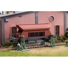 2 Spindelhebeböcke mit aufgebocktem Waggon