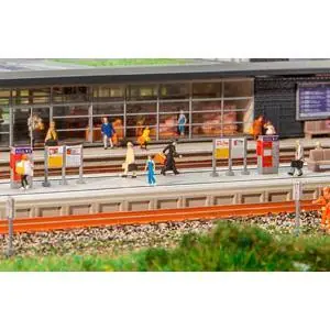 Moderner Bahnsteig mit Zubehör