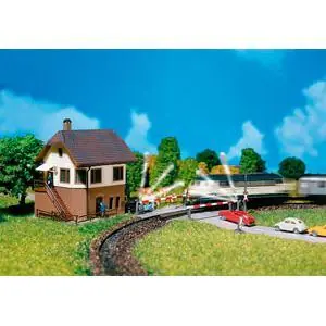Bahnübergang mit Stellwerk