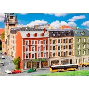 2 sanierte Stadthäuser mit Ladengeschäften