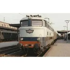 E444 002 Prototyp, Originallackierung, Metallstreifen, schwarze Drehgestelle, Ep. IV