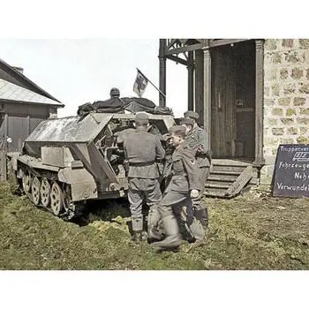 \'Krankenpanzerwagen\' Sd.Kfz.251/8 Ausf.A , WWII German Ambulance with Military Medical Personnel in 1:35