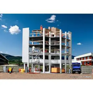 Gebäude-Rohbau mit Baustellenzubehör