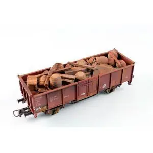 alte Kisten und Fässer für E-Wagen