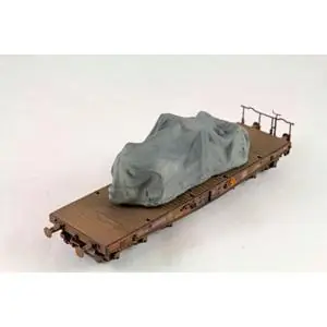 Geschütz unter Plane